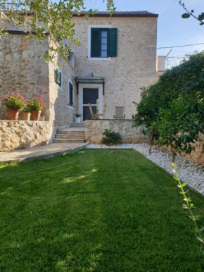 Puella - stone house 90 m from the sea